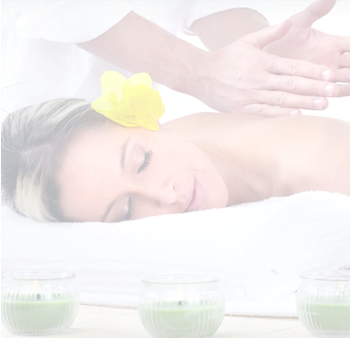 Entspannende Massage in der Behandlungsliege bei med & more
